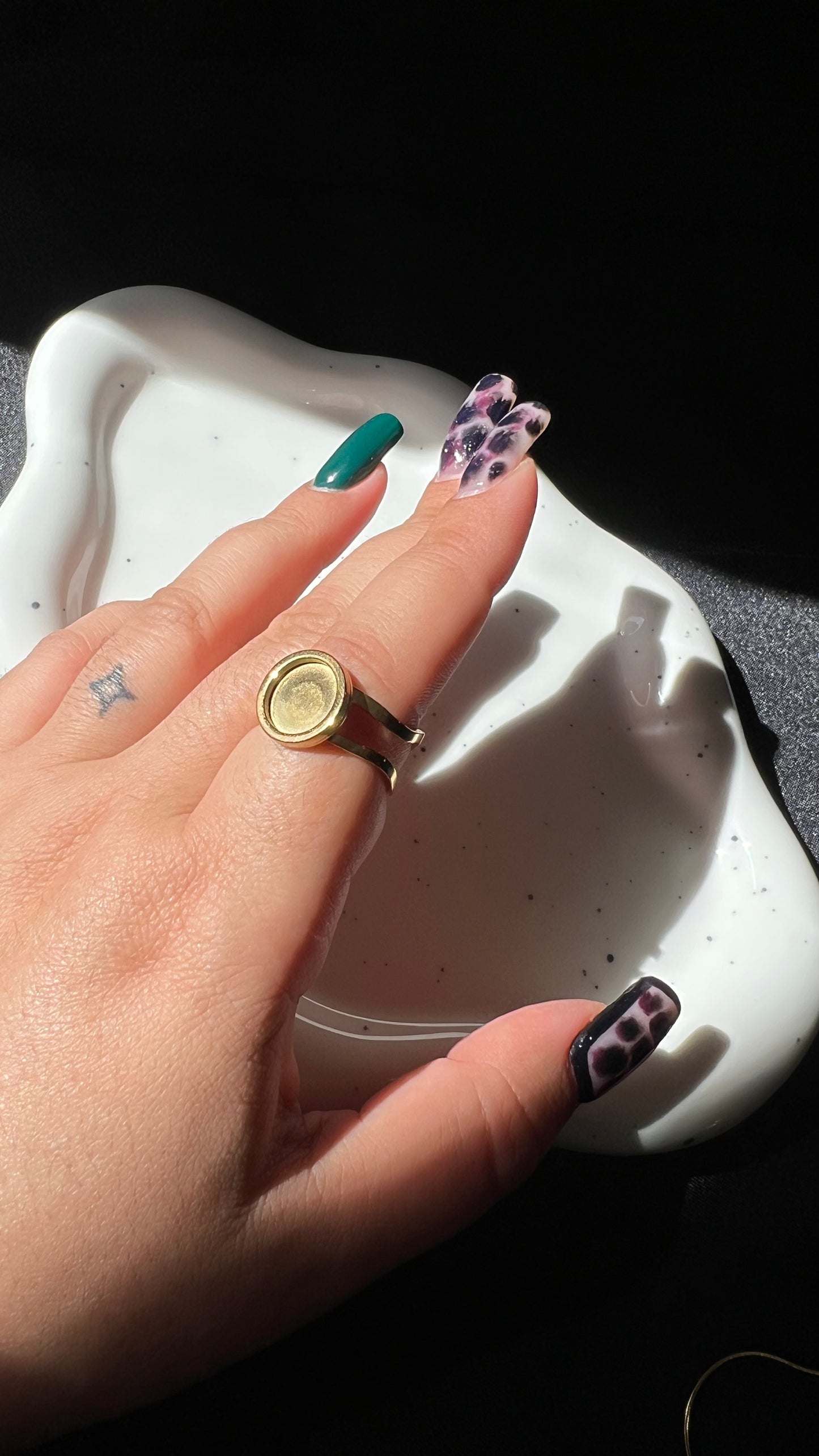 Anillo "Amor Profundo" encapsulado Flores