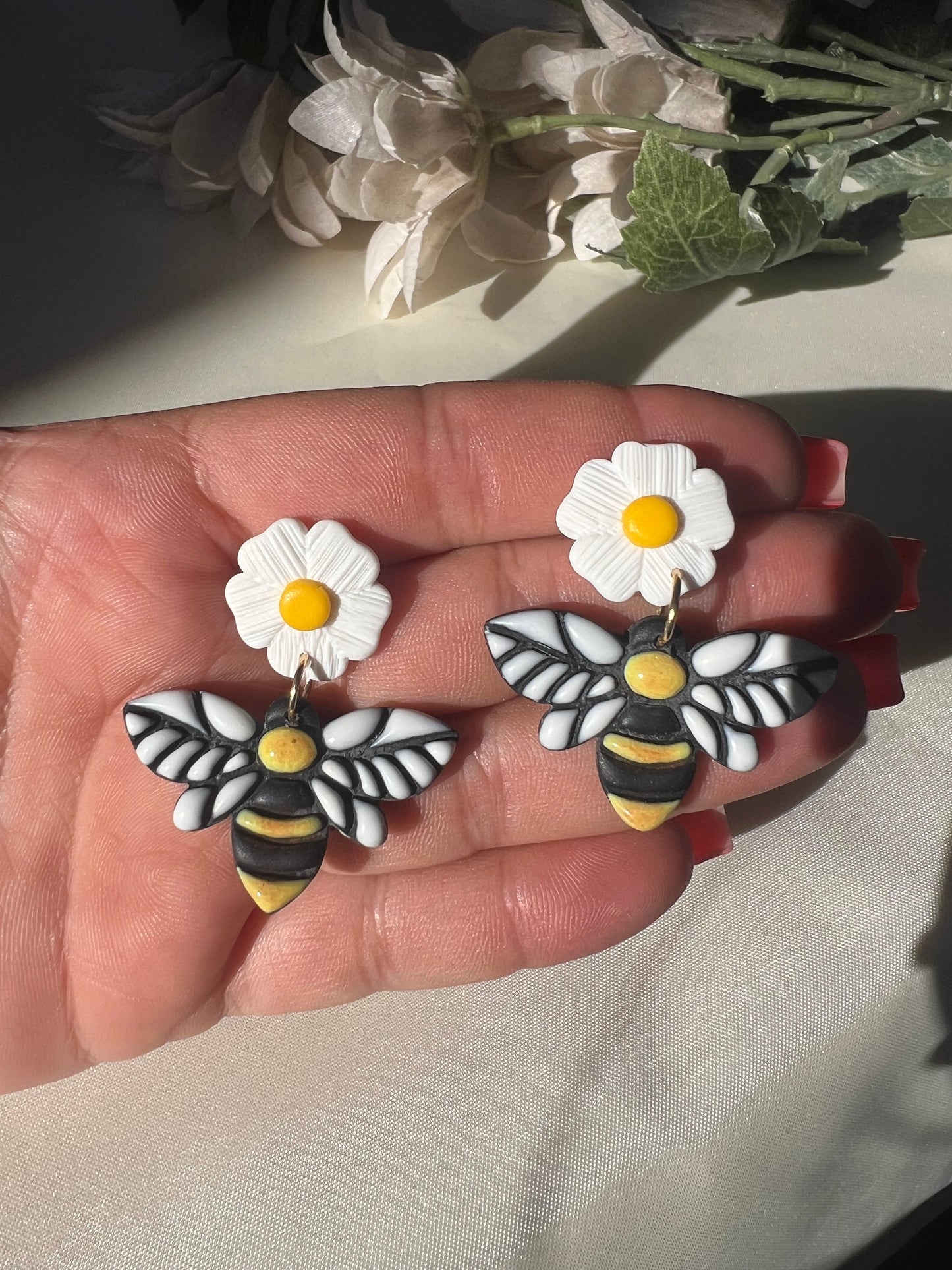 Abeja con flor